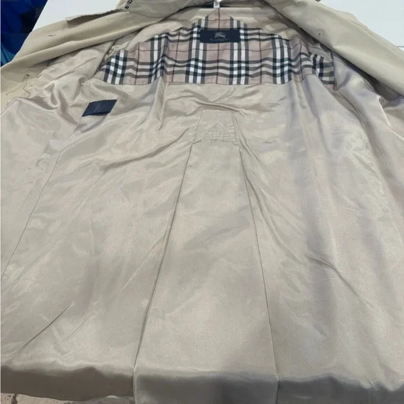 Authentic Burberry Beige Classic Trench Coat - Picture 8 of 15